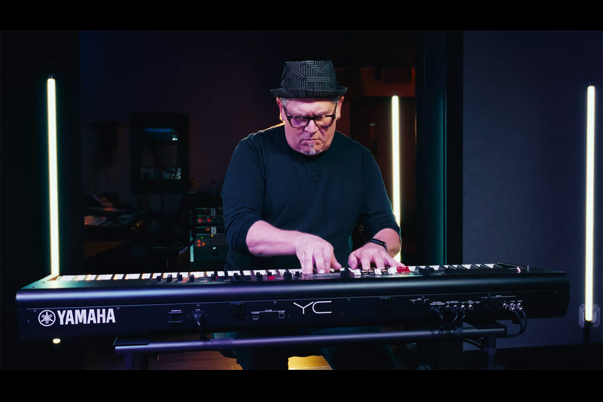 Blake Angelos łączy piano elektryczne i fortepian grając na instrumencie Yamaha YC88