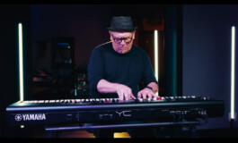 Blake Angelos łączy piano elektryczne i fortepian grając na instrumencie Yamaha YC88