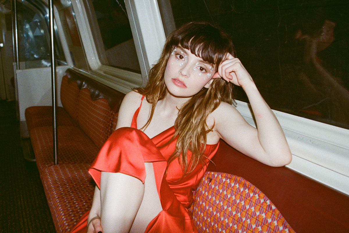 Lauren Mayberry w solowym utworze „Are You Awake?”