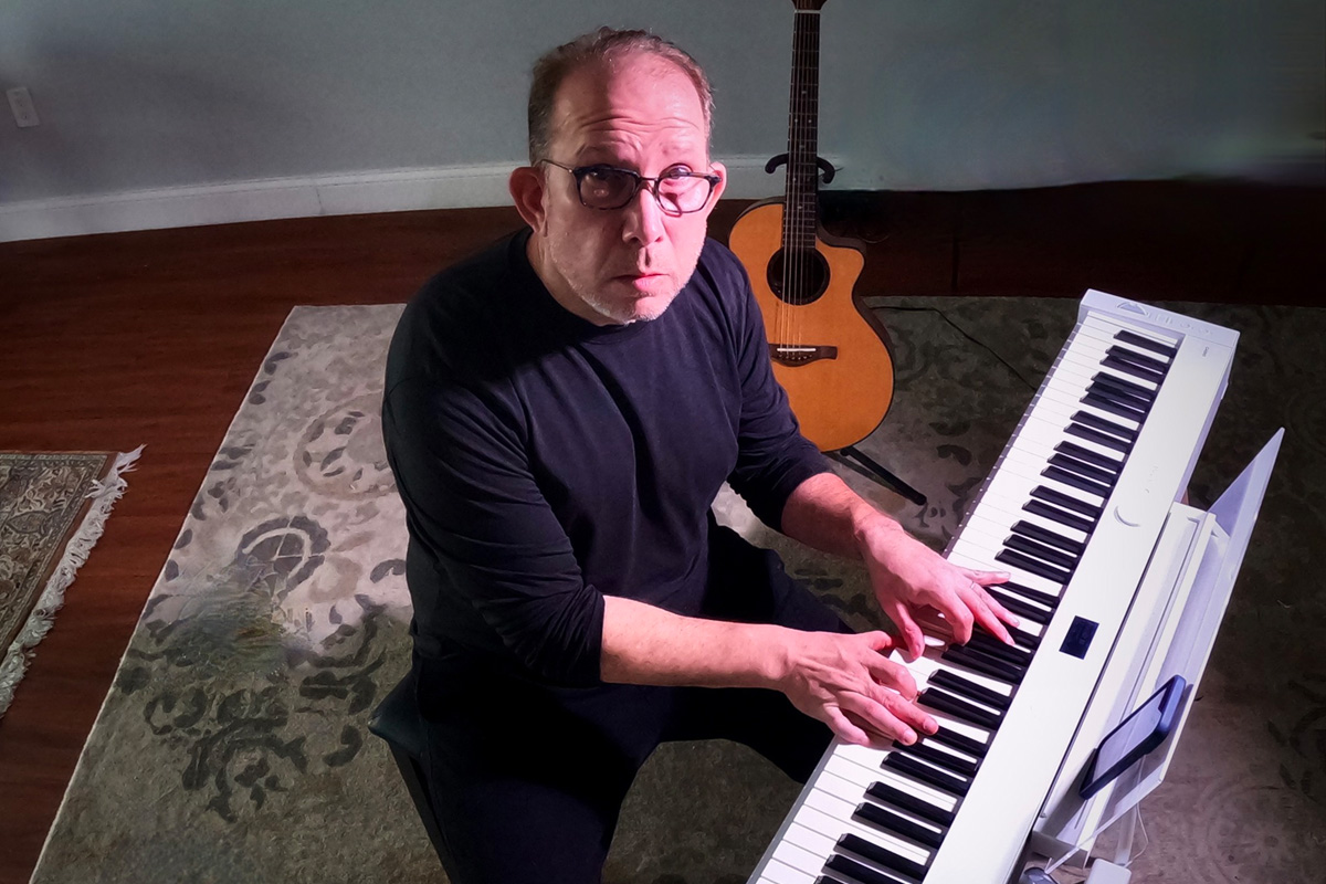 Michael Whalen i Casio PX-S7000 (fot. Facebook / Michael Whalen Music)