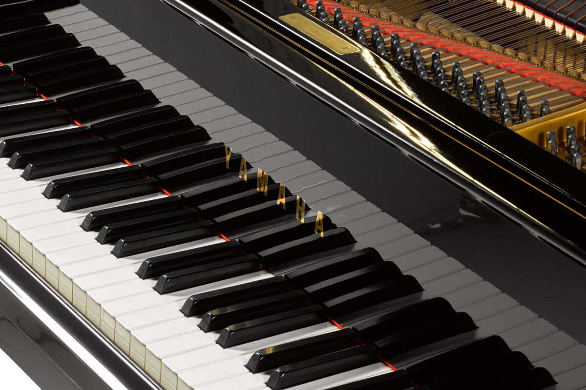 Freddie Mercury i fortepian Yamaha, na którym powstawały przeboje