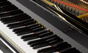 Freddie Mercury i fortepian Yamaha, na którym powstawały przeboje
