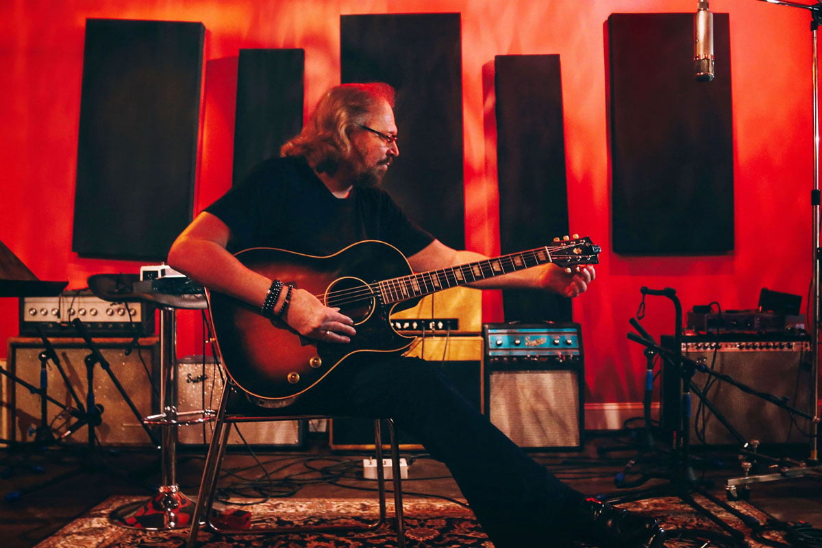 Barry Gibb „Greenfields: The Gibb Brothers Songbook, Vol. 1” (fot. Desiree Prieto / mat. prasowe Universal Music Polska)