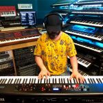 Wojtek Olszak i Yamaha YC88 (fot. archiwum Wojtka Olszaka)