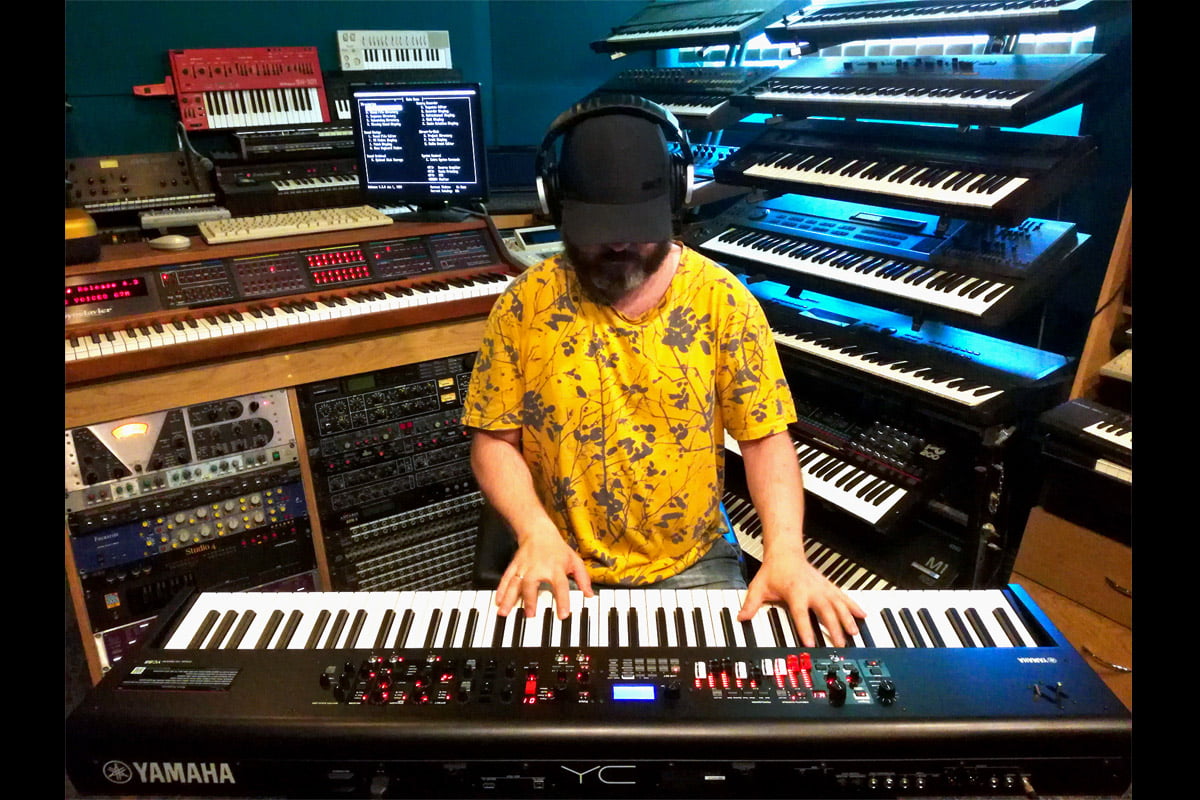 Wojtek Olszak i Yamaha YC88 (fot. archiwum Wojtka Olszaka)