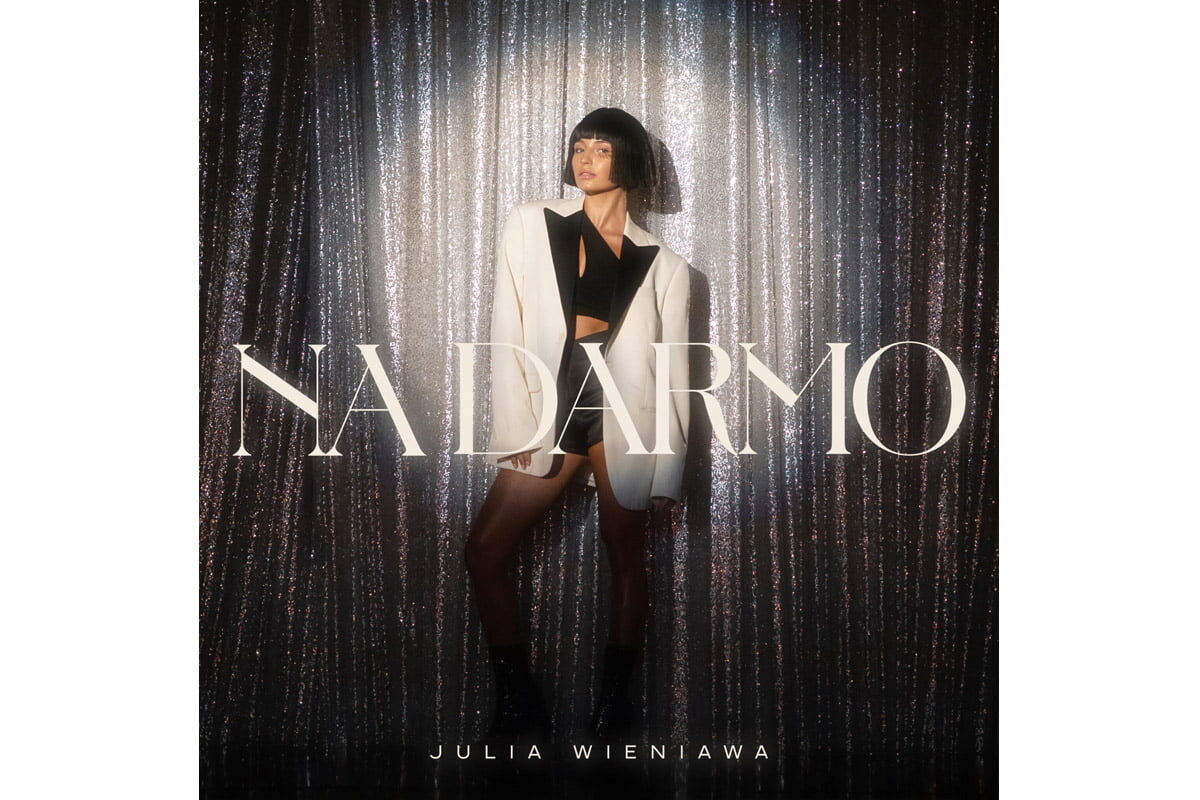 „Na darmo” – nowy singiel Julii Wieniawy