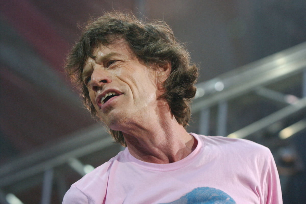 Mick Jagger podczas koncertu w Mediolanie w 2003 roku (Wikimedia Commons; CC BY-SA 3.0)