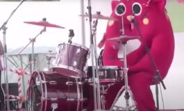 Japońskiego perkusistę-maskotkę poniosły emocje na koncercie dla dzieci