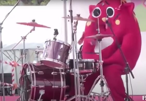 Japońskiego perkusistę-maskotkę poniosły emocje na koncercie dla dzieci