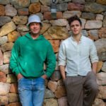 Brad Pitt i Damien Quintard przed Miraval Studios (fot. Hélène Hadjiyianni)