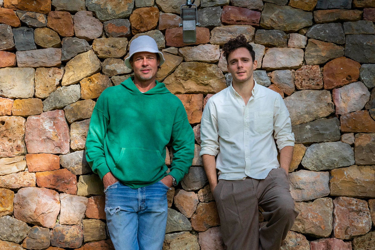 Brad Pitt i Damien Quintard przed Miraval Studios (fot. Hélène Hadjiyianni)