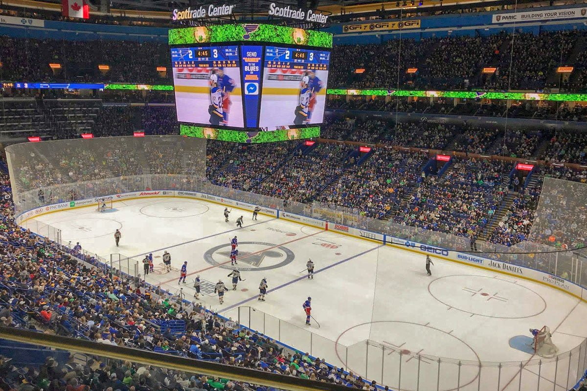 Enterprise Center (jeszcze jako Scottrade Center) podczas meczu St. Louis Blues; fot. Andrew nyr (CC BY-SA 4.0)
