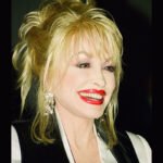 Dolly Parton w 2003 roku; fot. John Mathew Smith & www.celebrity-photos.com (CC BY-SA 2.0)