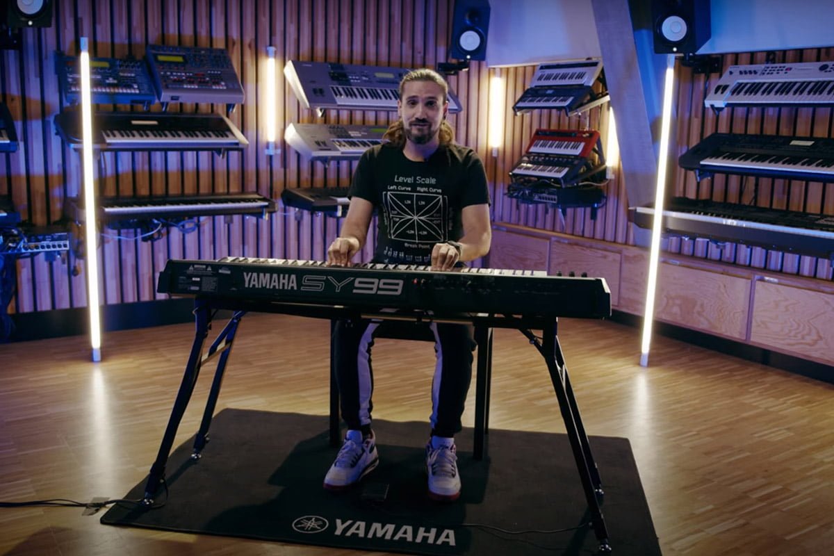 Dom Sigalas i Yamaha SY99 (fot. YouTube / Yamaha Synths Official)