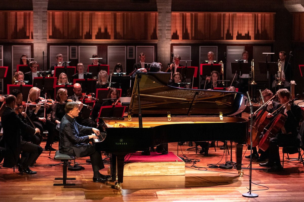 Sir Stephen Hough i Yamaha CFX (fot. Yamaha Pianos)