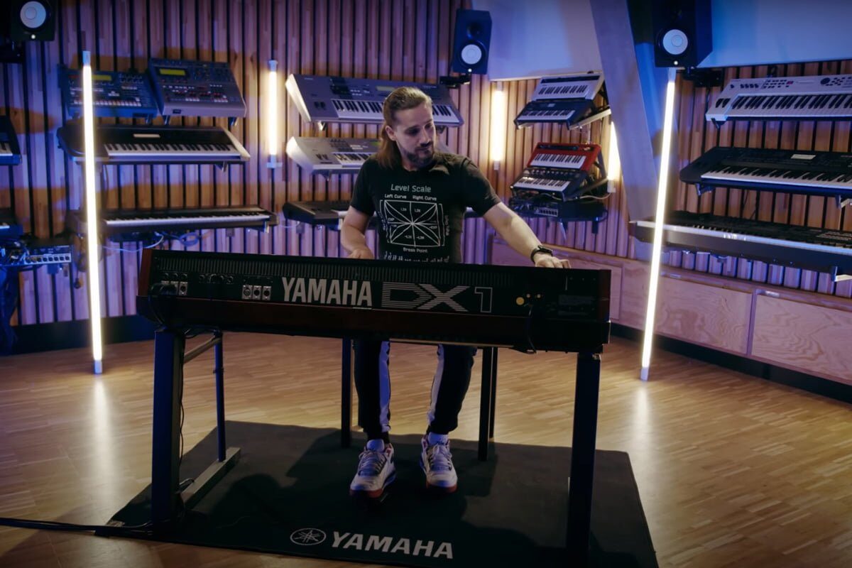Syntezator Yamaha DX1 w filmie z cyklu Synth Space History
