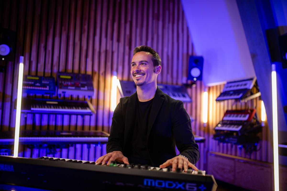 Alessandro Scaglione Yamaha MODX6+ (fot. Yamaha Music)