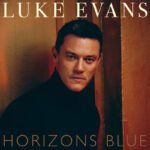 Luke Evans „Horizons Blue” (fot. BMG)