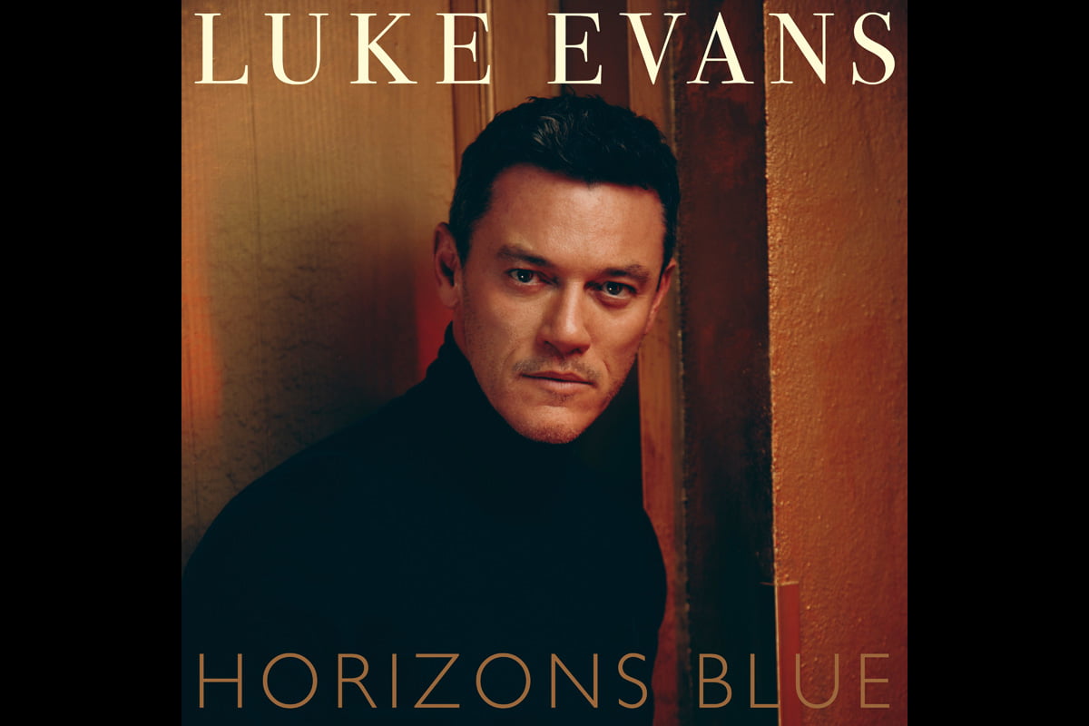 Luke Evans „Horizons Blue” (fot. BMG)