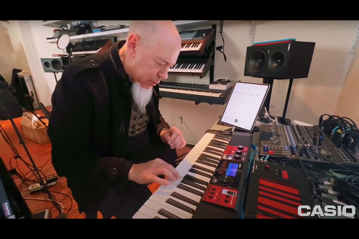 Jordan Rudess i Casio CT-S1000V (fot. YouTube / Jordan Rudess)