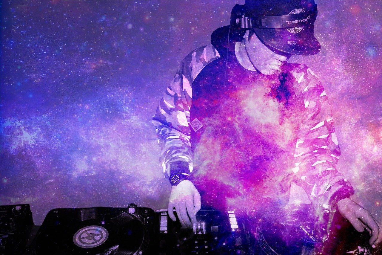 DJ, fot. Darwin Laganzon, Pixabay