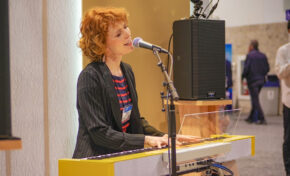 Alicia Witt i Casio PX-S7000 na NAMM Show 2023