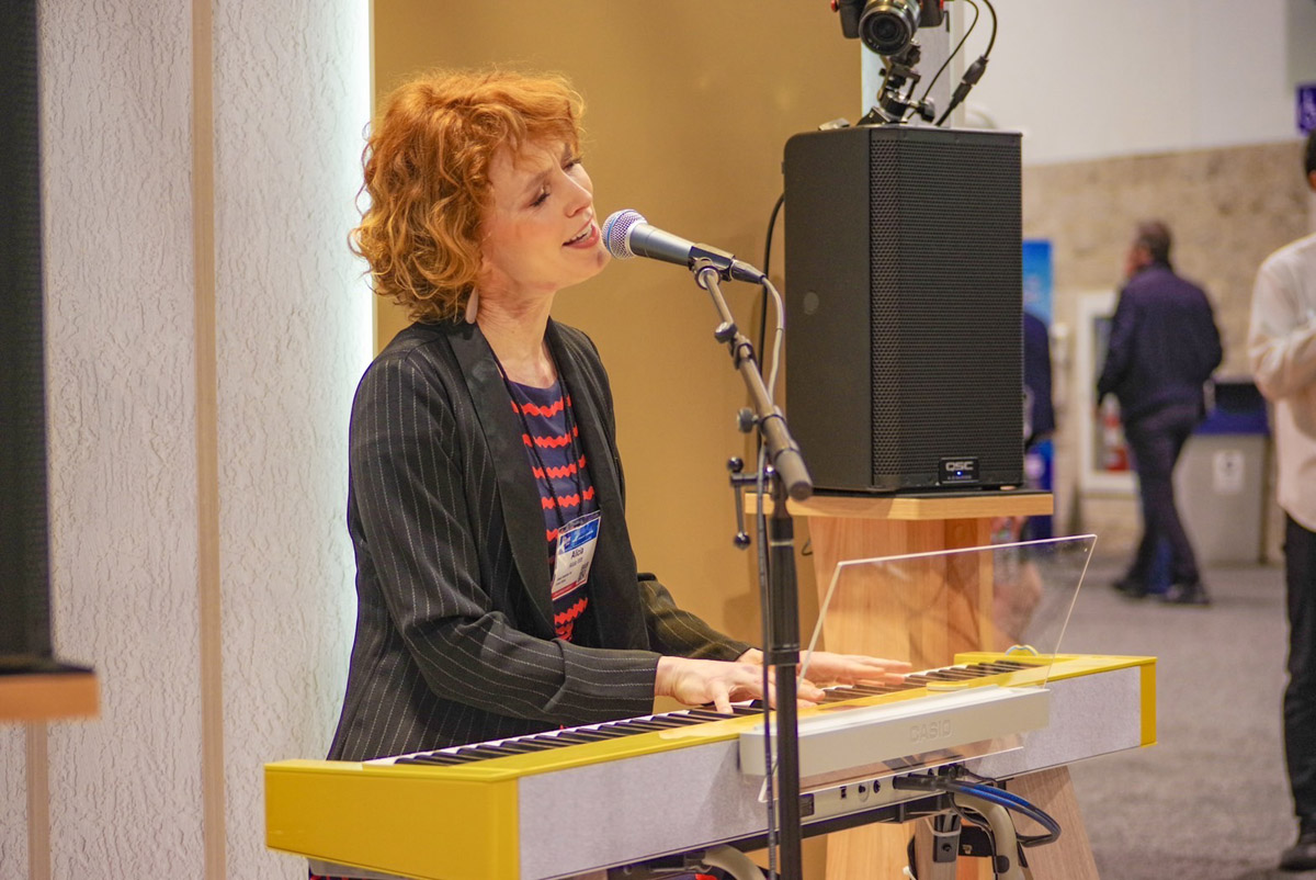 Alicia Witt Casio PX-S7000 (fot. Casio Music Global / Facebook)