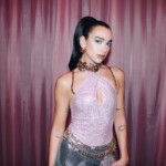 Dua Lipa promująca film „Barbie” utworem „Dance The Night” z płyty „Barbie: The Album” (fot. Tyrell Hampton / mat. prasowe Atlantic Records)