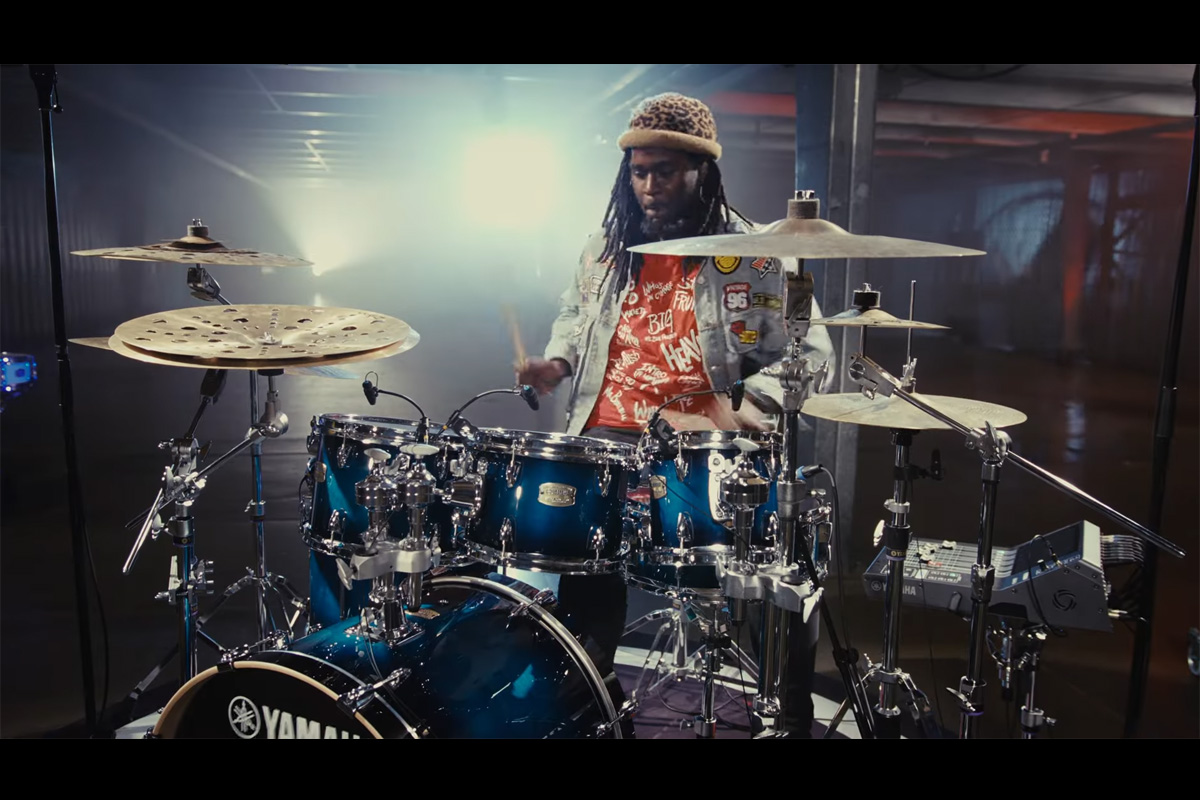 Joshua Johnson Yamaha Stage Custom Birch (fot. YouTube / Yamaha Corporation of America)