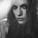 Klaudia Sobotka „Nie patrzę w górę” (fot. Zosia Zija i Jacek Pióro / mat. prasowe Sony Music Entertainment Poland)
