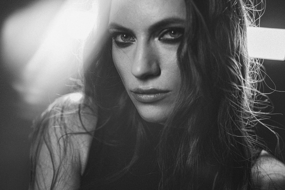 Klaudia Sobotka „Nie patrzę w górę” (fot. Zosia Zija i Jacek Pióro / mat. prasowe Sony Music Entertainment Poland)
