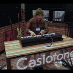 Money Mark i Casio CT-S1000V (fot. YouTube / Casio Music Global)