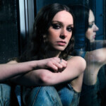 Holly Humberstone „Paint My Bedroom Black” (fot. Constantine Spence / mat. prasowe Universal Music Polska)