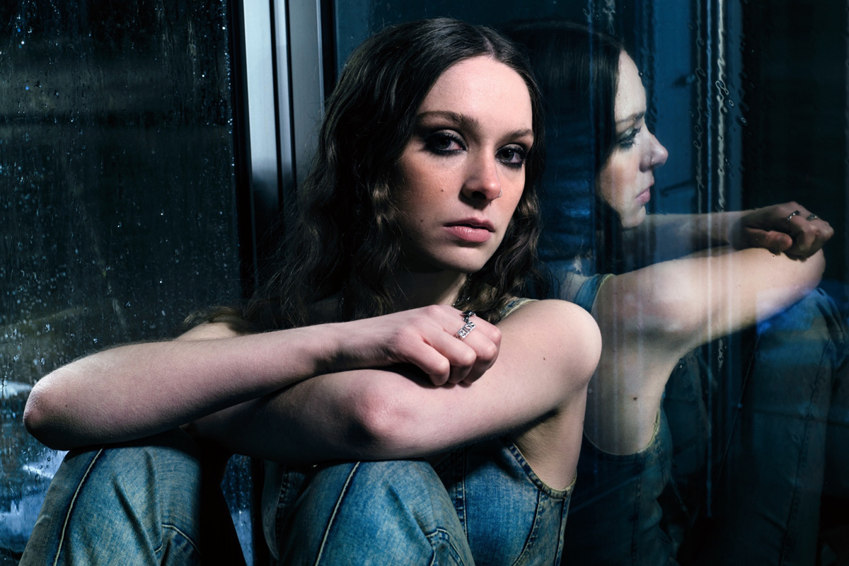 Holly Humberstone „Paint My Bedroom Black” (fot. Constantine Spence / mat. prasowe Universal Music Polska)