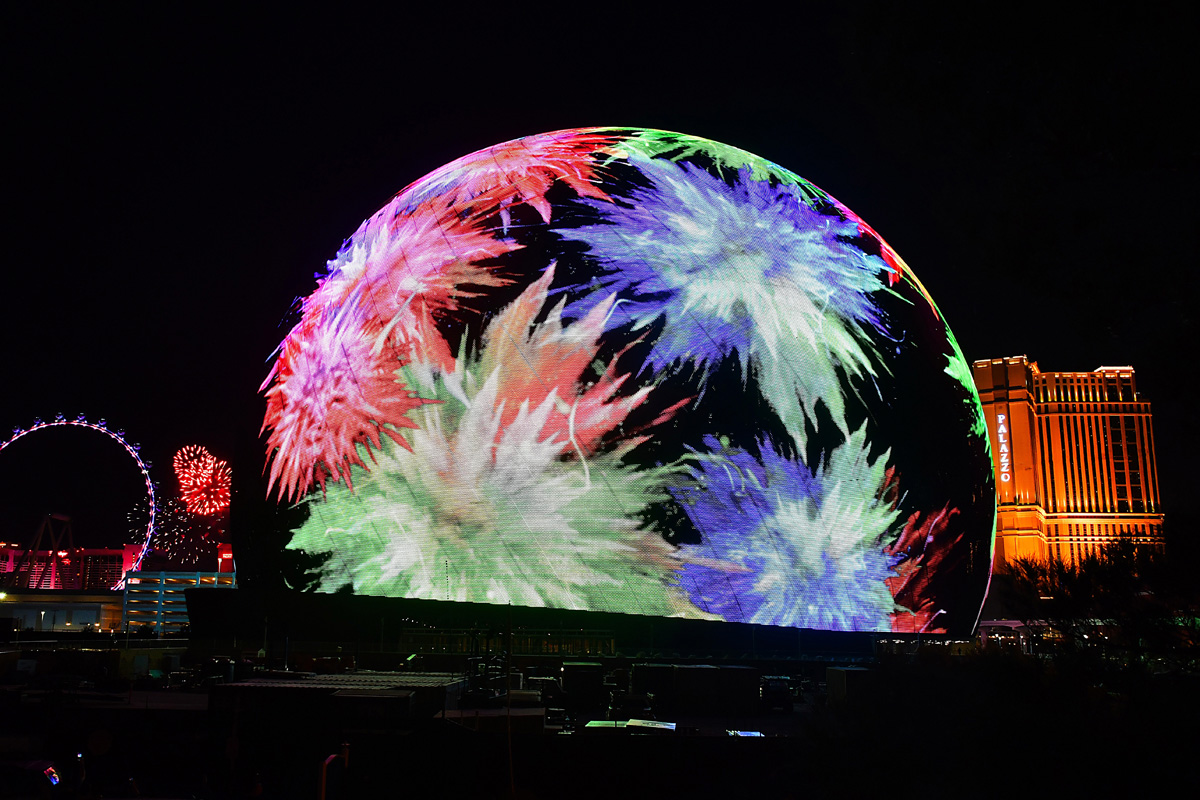 egzosfera budynku Sphere w Las Vegas (Nevada) rozświetlona po raz pierwszy 4 lipca 2023 roku z okaji Dnia Niepodległości; fot. Steve Spatafore / Shutterstock.com