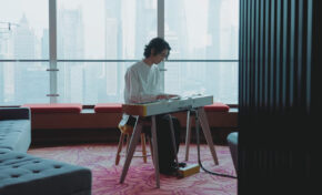 Hayato Sumino demonstruje wybrane barwy pianina Casio PX-S7000