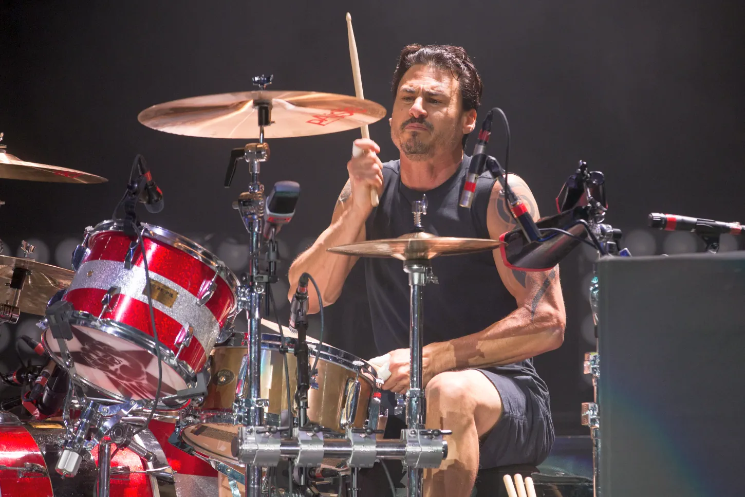 Bradley J. "Brad" Wilk aka Brad Wilk występuje z Prophets of Rage w Shoreline Amphitheater (2016). Współzałożyciel zespołu Rage Against the Machine, a także Audioslave.Fot. Sterling Munksgard / Shutterstock.com