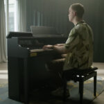 Levi Schechtmann i Casio AP-750 (fot. YouTube / Casio Music Europe)