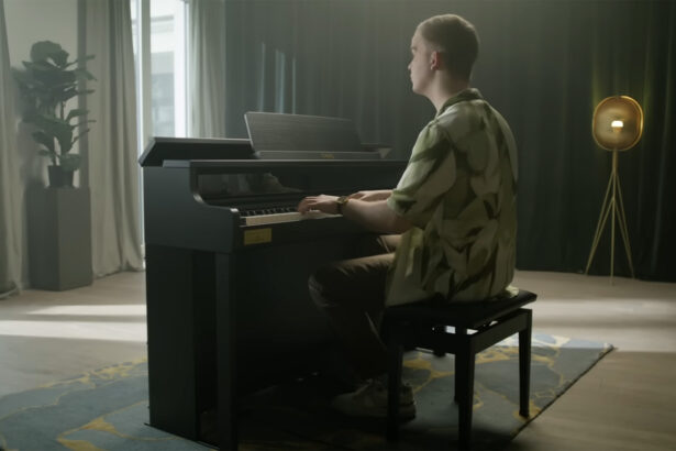 Levi Schechtmann i Casio AP-750 (fot. YouTube / Casio Music Europe)