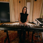 Georgie Ward & Yamaha CP88 (fot. YouTube / Yamaha Synths Official)