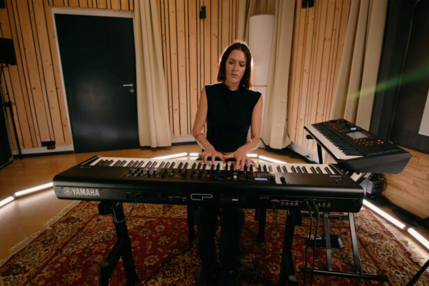 Georgie Ward & Yamaha CP88 (fot. YouTube / Yamaha Synths Official)