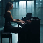 Katrina Suroveca i pianio Casio AP-550 (fot. YouTube / Casio Music Europe)