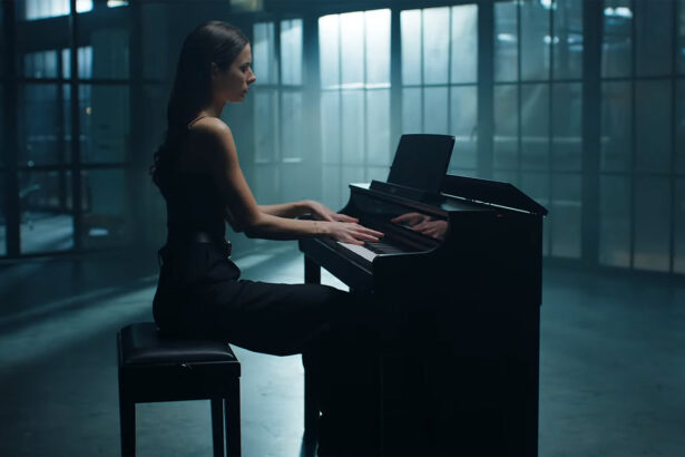 Katrina Suroveca i pianio Casio AP-550 (fot. YouTube / Casio Music Europe)