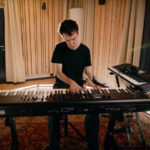 Charlie Stacey & Yamaha CP88 (fot. YouTube / Yamaha Synths Official)