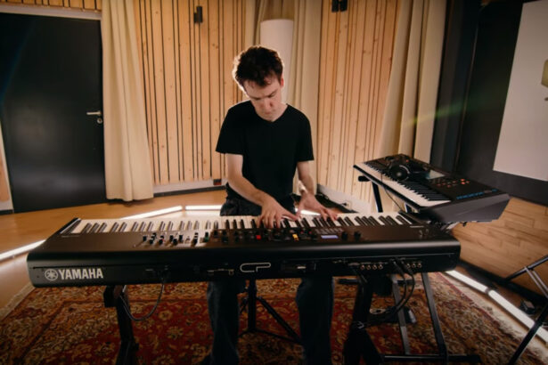 Charlie Stacey & Yamaha CP88 (fot. YouTube / Yamaha Synths Official)