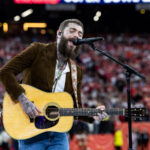 Post Malone na Super Bowl LVIII z nadajnikiem Sennheiser SKM 6000 i kapsułą MM 435 (fot. Lauren Leigh Bacho/Getty Images)