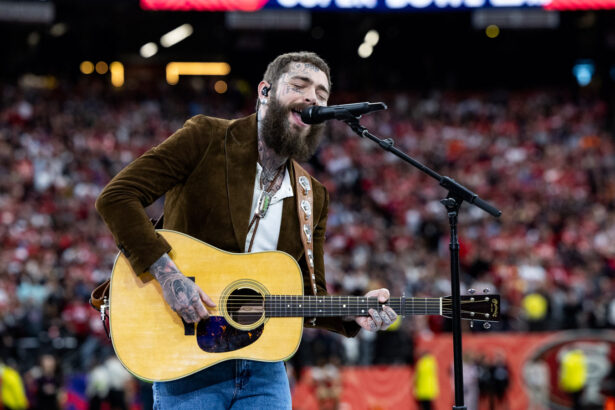 Post Malone na Super Bowl LVIII z nadajnikiem Sennheiser SKM 6000 i kapsułą MM 435 (fot. Lauren Leigh Bacho/Getty Images)