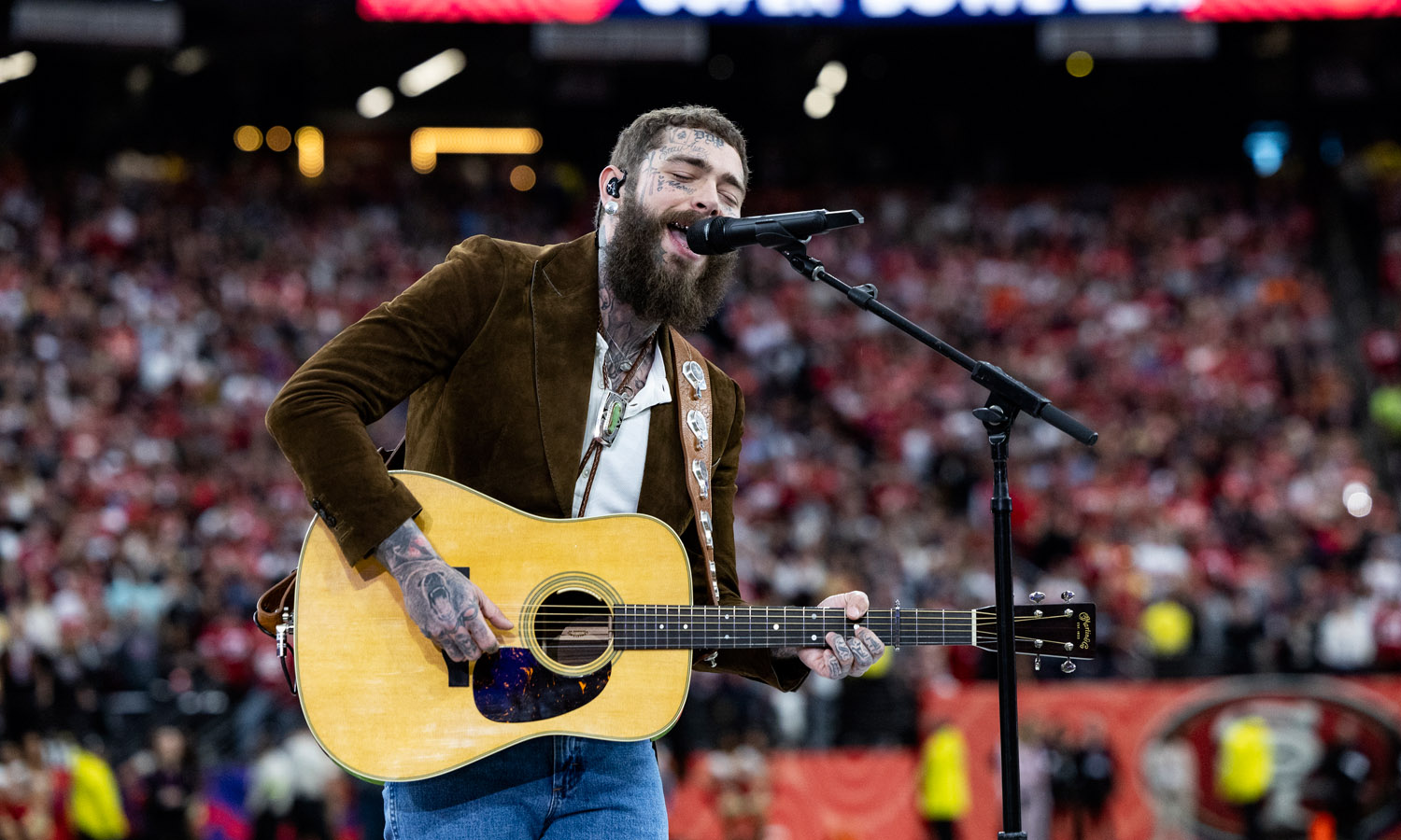 Post Malone na Super Bowl LVIII z nadajnikiem Sennheiser SKM 6000 i kapsułą MM 435 (fot. Lauren Leigh Bacho/Getty Images)