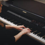 Anastasia Rizikov & Casio AP-750 (fot. YouTube / Casio Music Global)