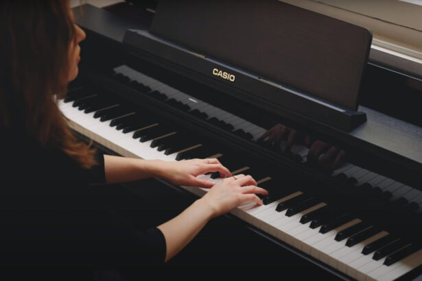 Anastasia Rizikov & Casio AP-750 (fot. YouTube / Casio Music Global)